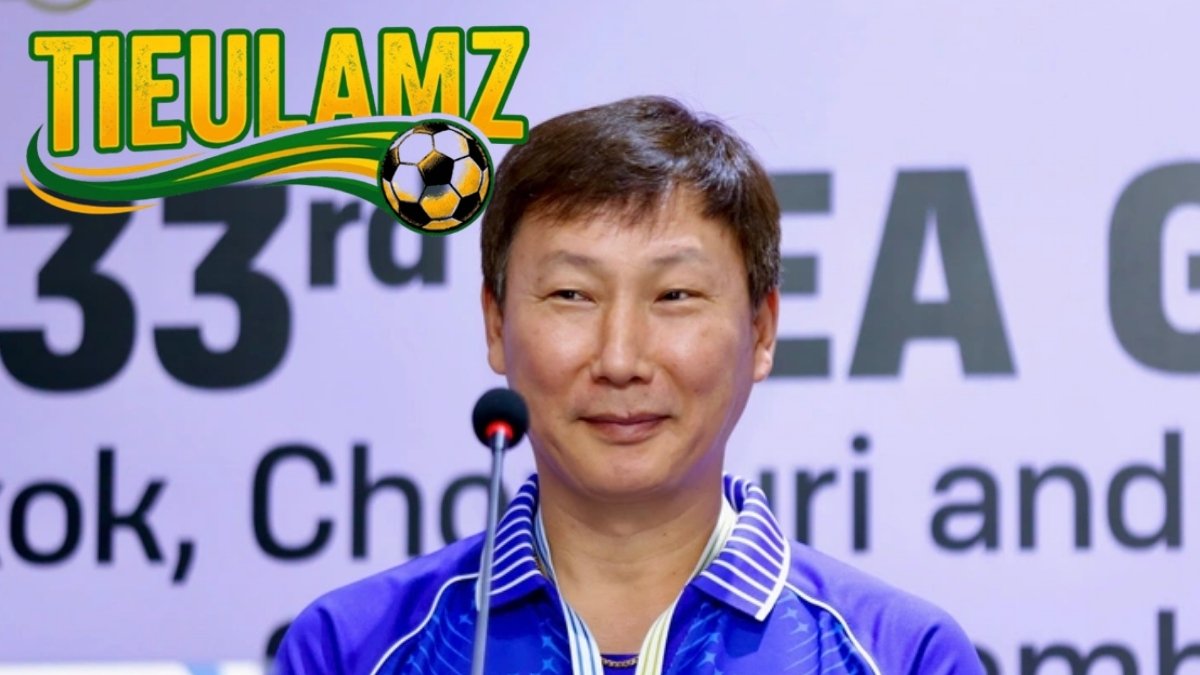 HLV Kim Sang-sik trong một trận đấu quan trọng.