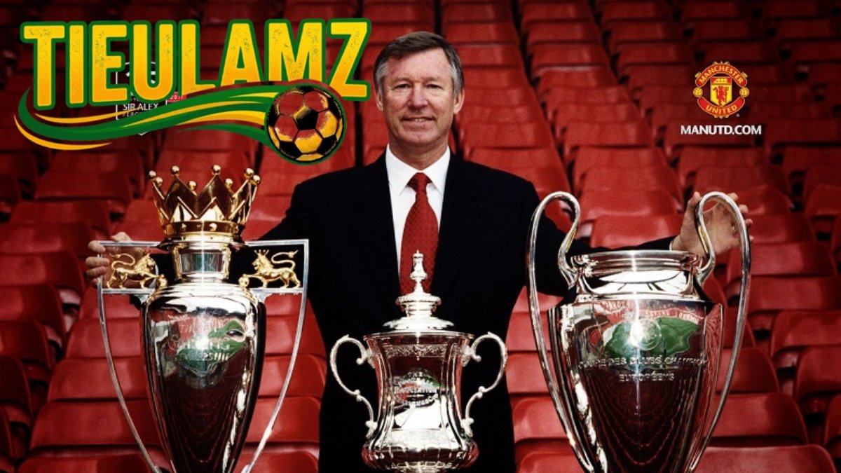 Sir Alex Ferguson bên các danh hiệu lớn.