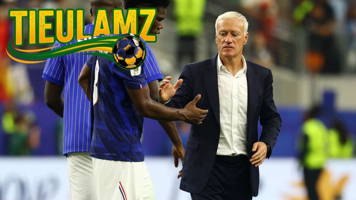 Didier Deschamps chỉ đạo các học trò trong một trận đấu của đội tuyển Pháp