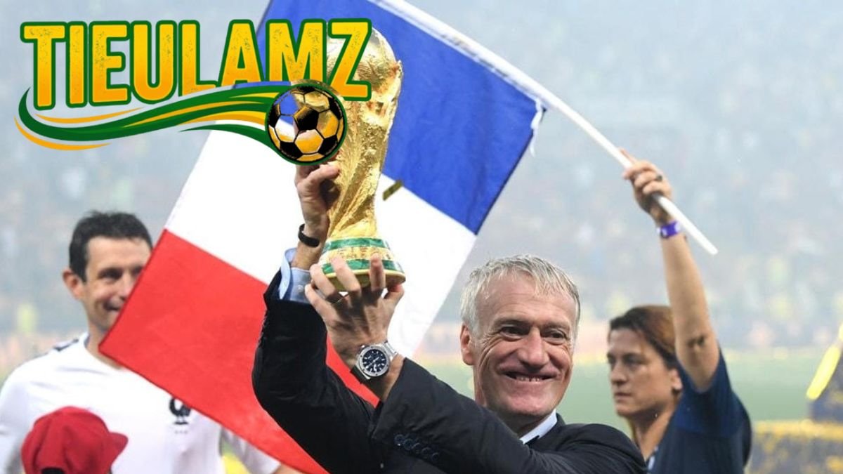 Didier Deschamps cùng đội tuyển Pháp ăn mừng chức vô địch World Cup