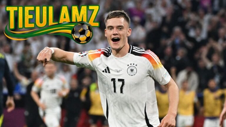 Florian Wirtz ăn mừng bàn thắng cùng các đồng đội