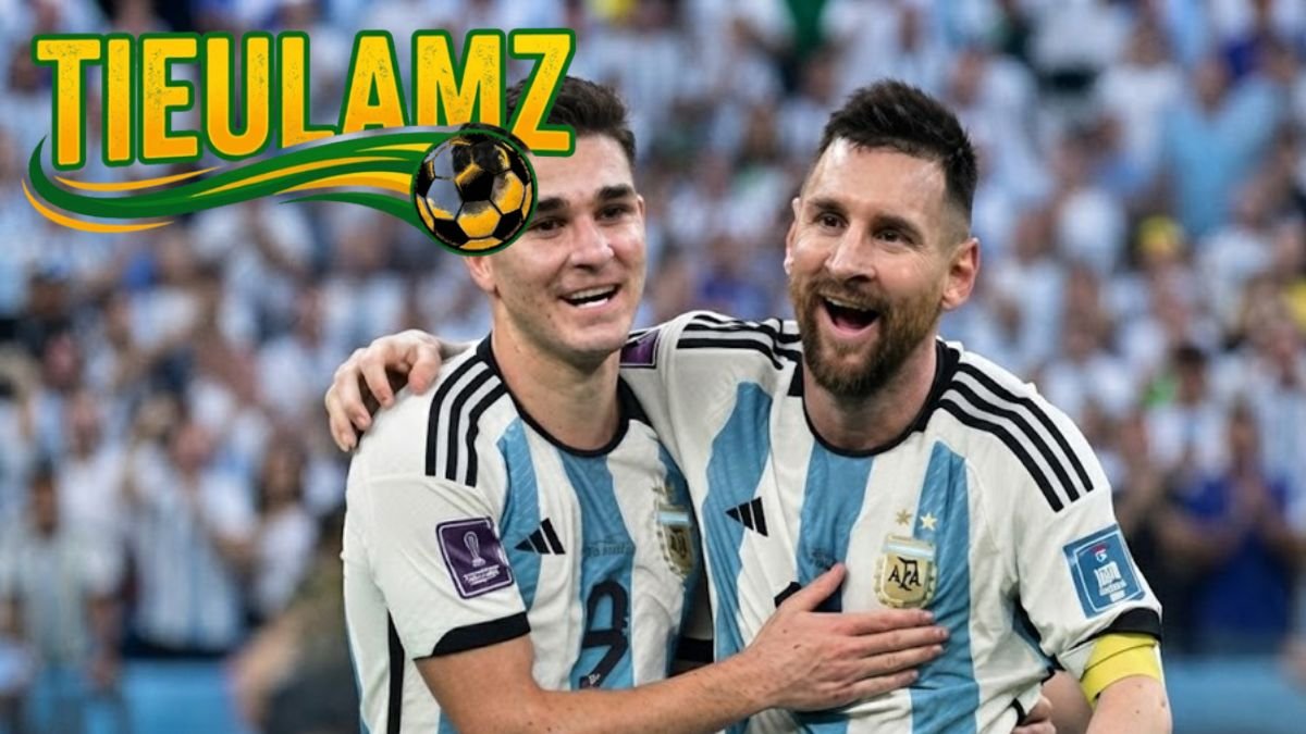 Julian Alvarez ăn mừng bàn thắng cùng đội tuyển Argentina
