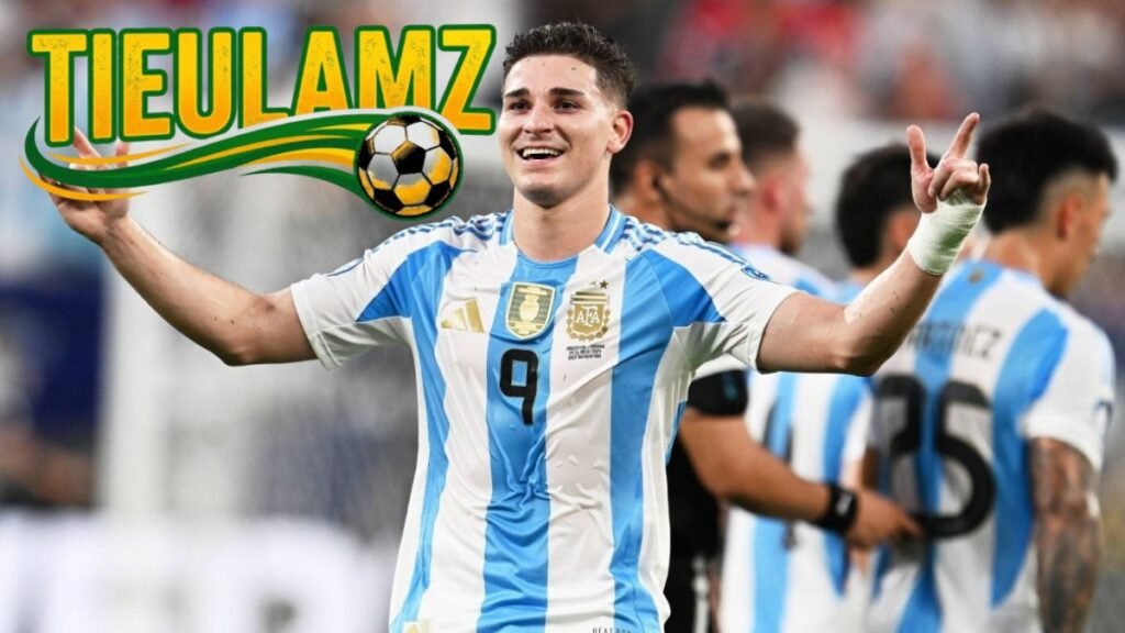 Julian Alvarez thể hiện khả năng dứt điểm và di chuyển trên sân